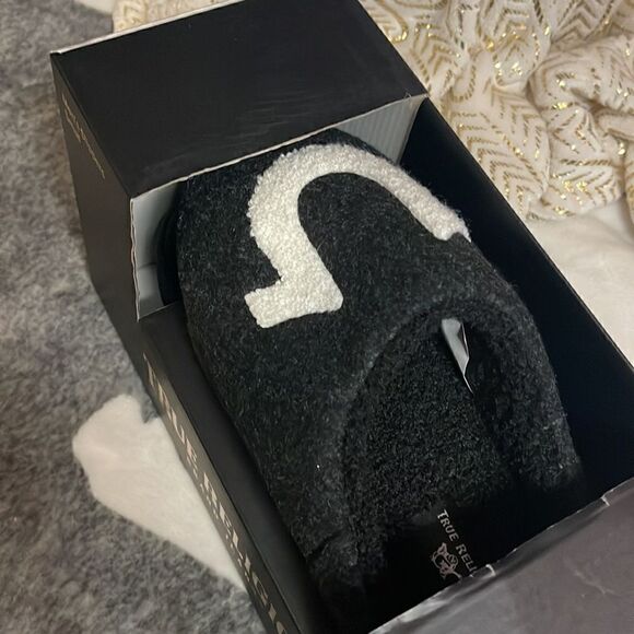 3 piece true religion jeans slippers & slipper sock set nib/nwt - Picture 4 of 6